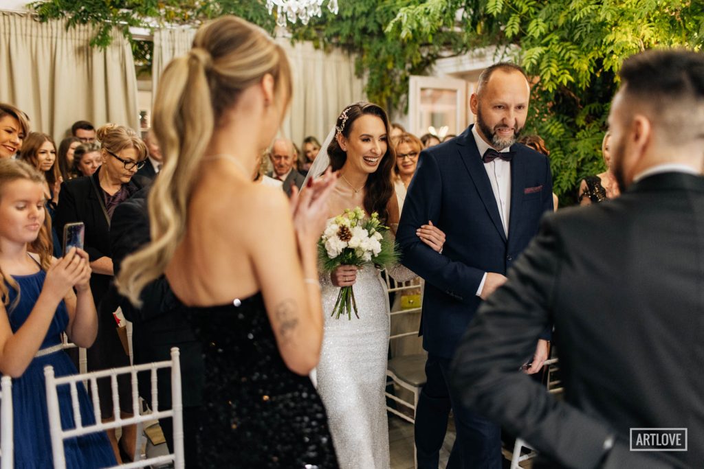 Para Młoda – naturalne zdjęcia w dniu ślubu